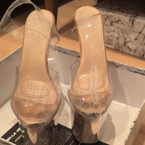 Shimmering Gold Platform Heels - Picture 4 of 4